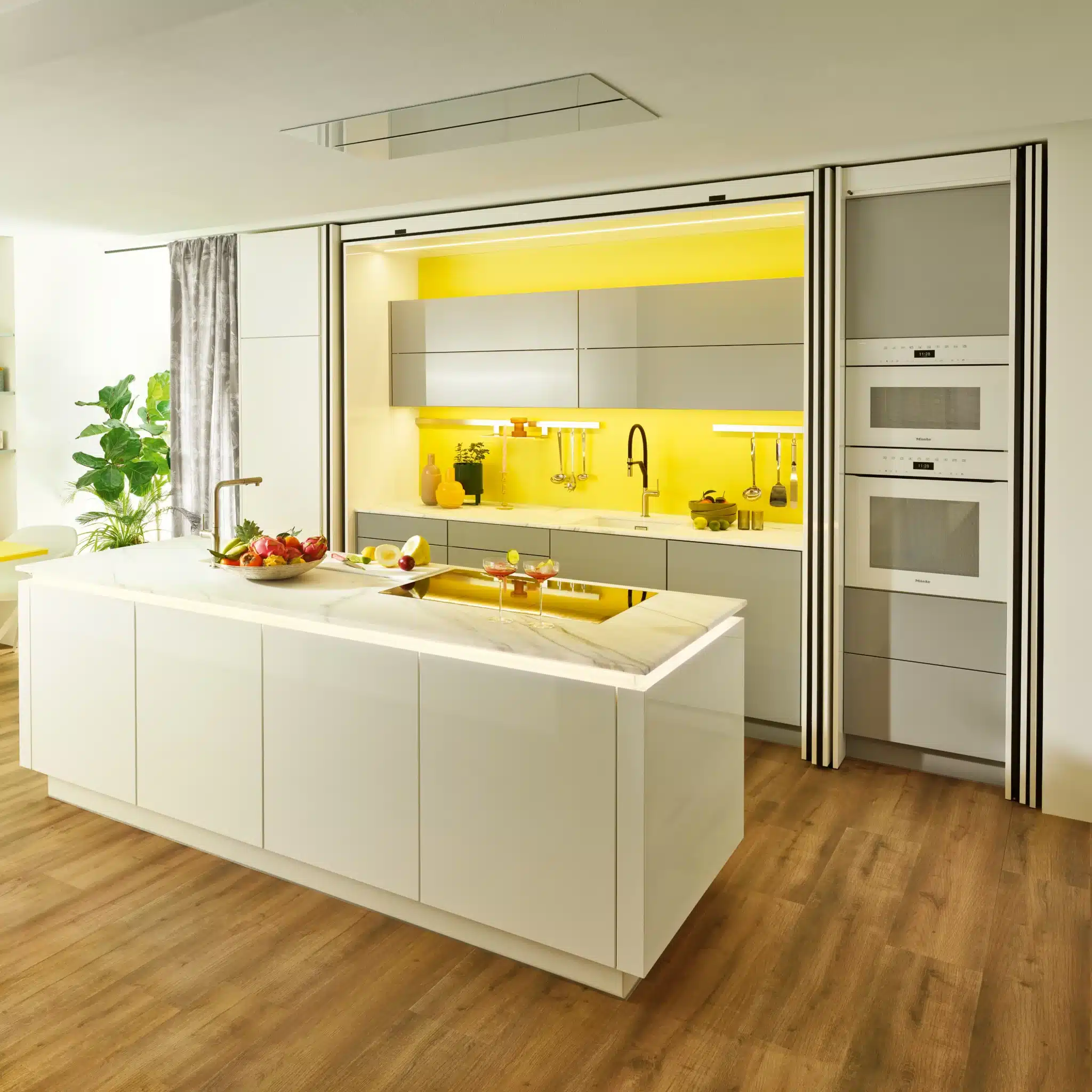 Foresto Color Küchenmodell mit frischen Farben und Marmor von Breitschopf