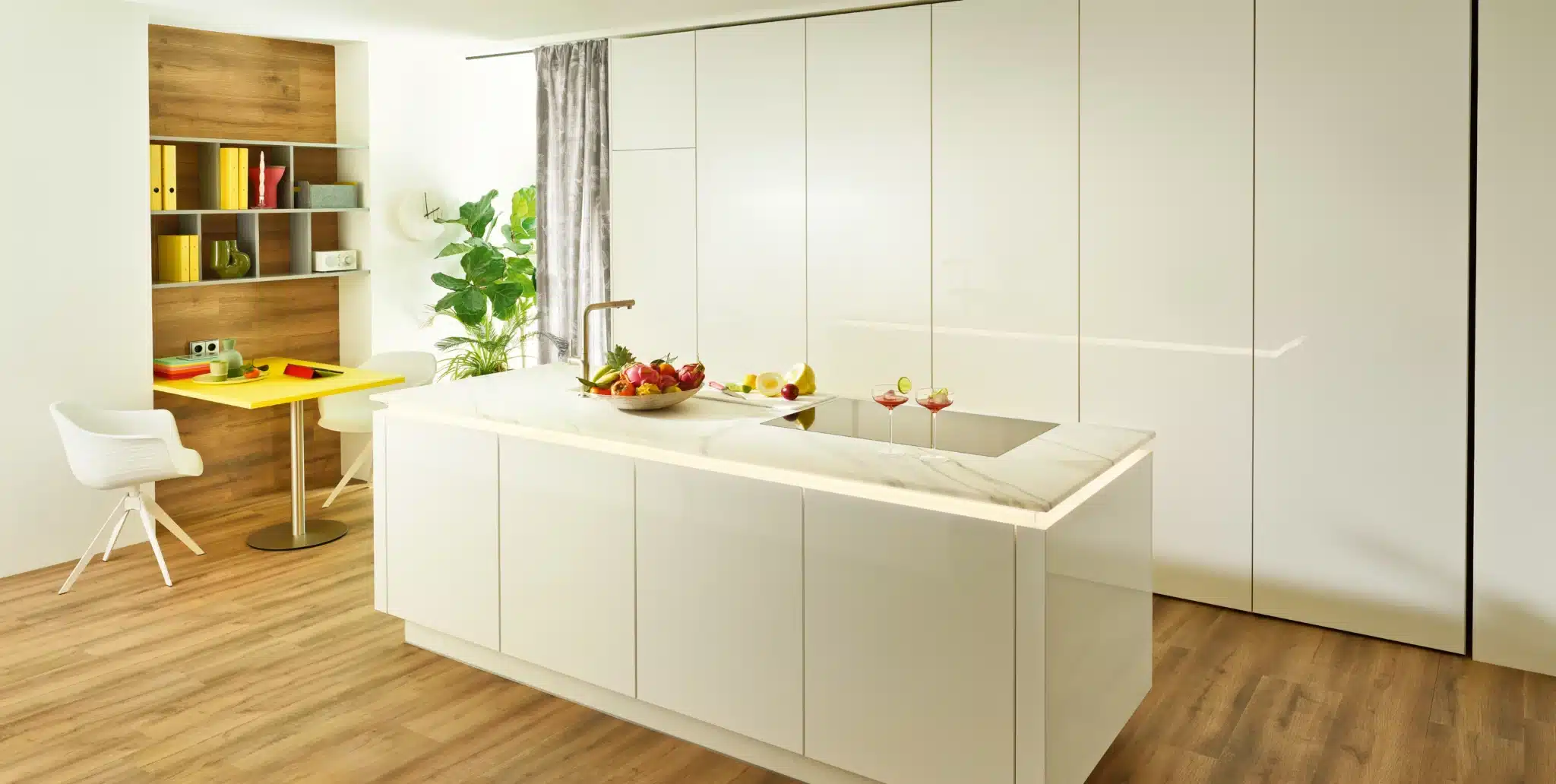 Das innovative Easy Slide System schafft mithilfe von EInschubtüren Ordnung in der weißen Küche