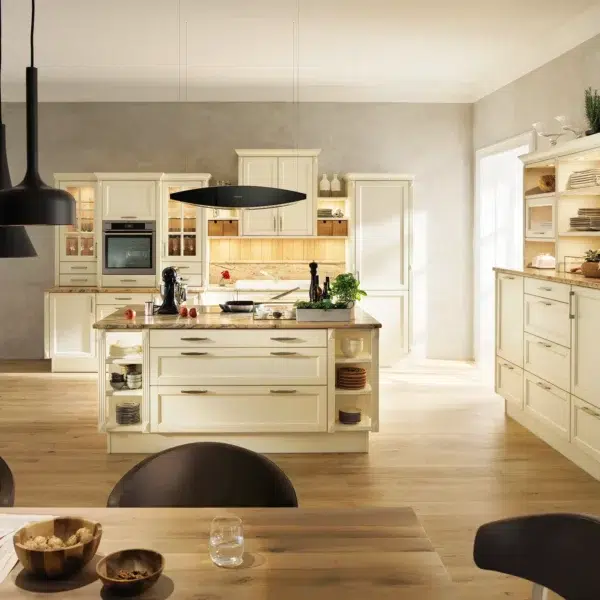 Küche in Landhausstil mit weißen Rahmenfronten