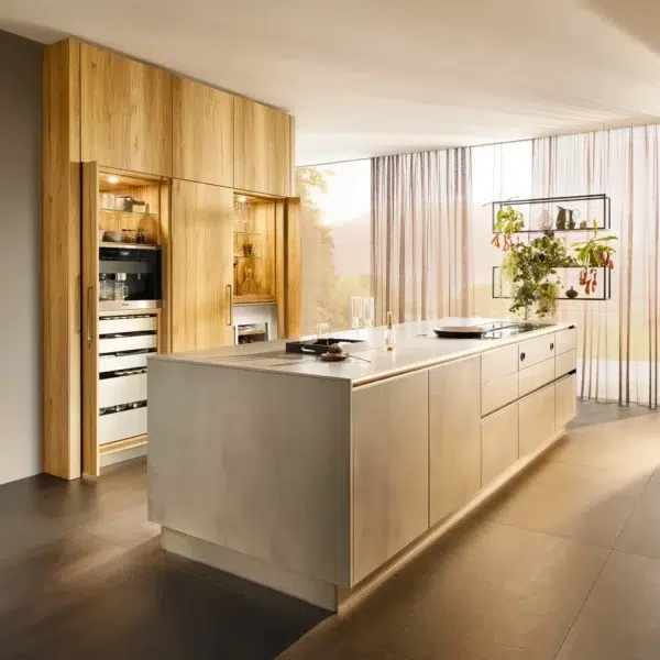 Domino Betonoptik Küchenfront mit Eiche mit grauer Kochinsel und Einschubtüren von Breitschopf