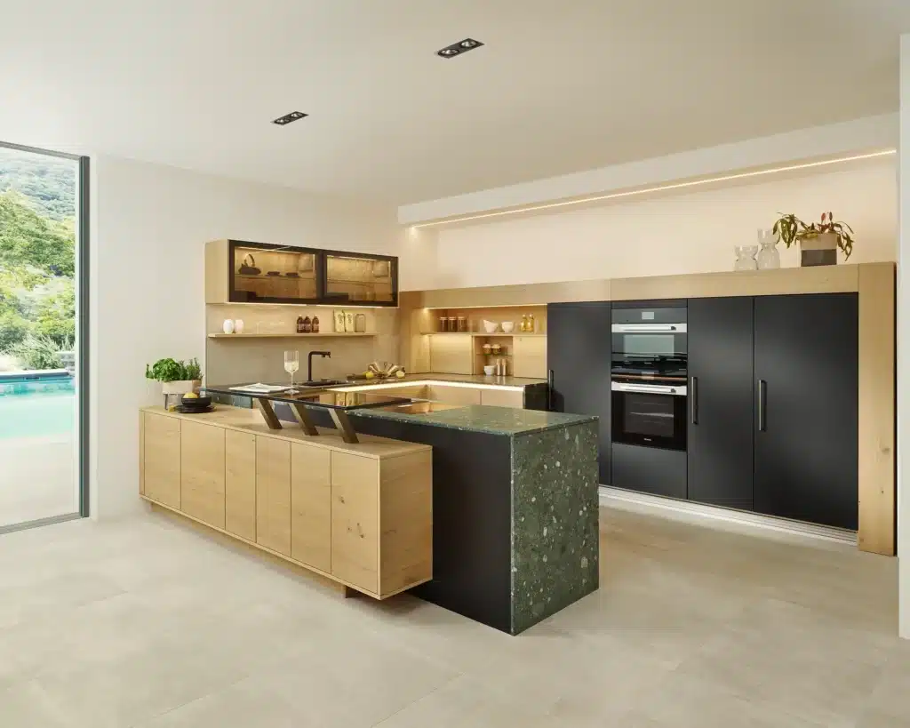 Küchenmodell Foresto Asteiche Diamant mit schwarzer Front in moderner Breitschopf Ausführung