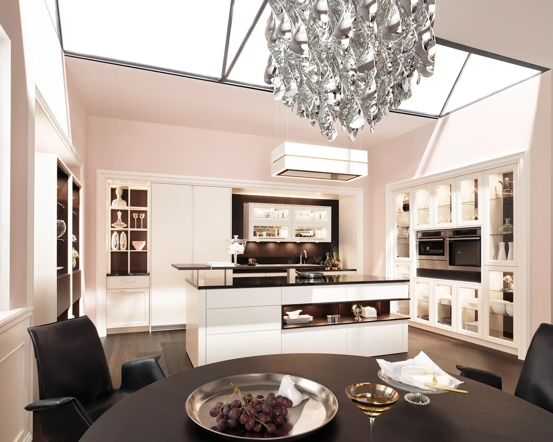 Küche in weiß mit dunkler Eiche Rahmenfronten und Esstisch rund in zeitloser Breitschopf Küche