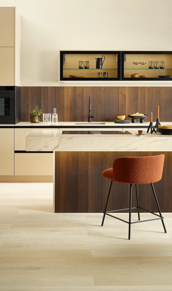 Neues Küchenmodell Domino Texta mit erdigen Tönen minimalistisch reduziert moderne Küche von Breitschopf