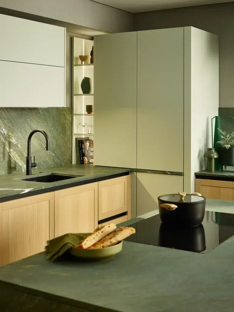 Alpengrün mit schwarzer Spülenarmatur in der Küche von Breitschopf